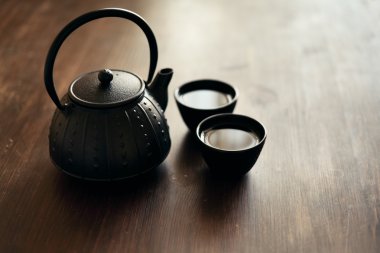 geleneksel Doğu çaydanlık ve teacups ahşap masa görüntü