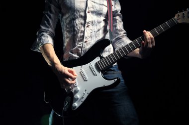 gitar çalan görüntüsü