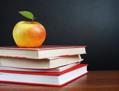 Okula dönüş. Öğretmen Masası ders kitapları yığını ile görüntü