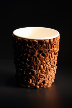 kağıt bardak kahve çekirdekleri ile kaplı görüntüsü
