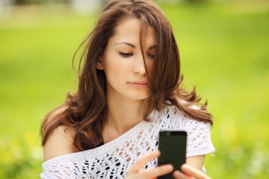 genç güzel kadın yaz parkta çekim görüntüsü