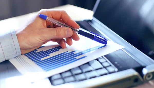 görüntü üzerinde bir grafik verilerini gösteren bir el. seçici odak