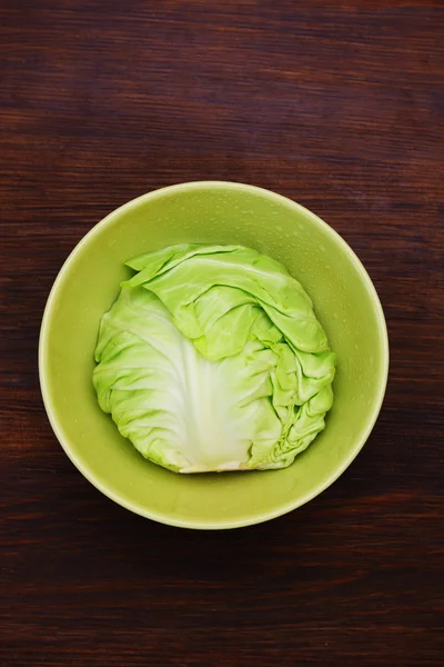 Εικόνα του λευκό λάχανο σε ένα βαθύ πιάτο πέρα από το ξύλινο υπόβαθρο — Φωτογραφία Αρχείου