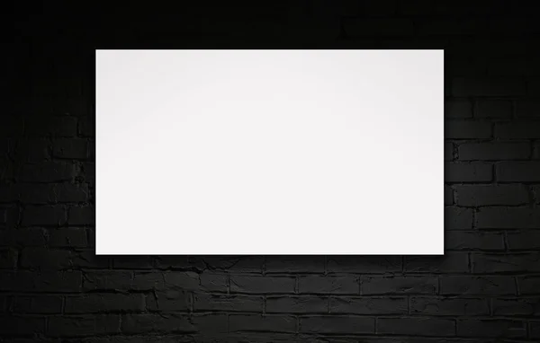 Bild einer leeren Plakatwand über einer schwarzen Ziegelwand — Stockfoto