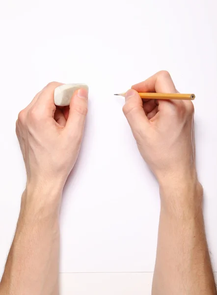 Bild menschlicher Hände mit Bleistift und Radiergummi auf weiß — Stockfoto