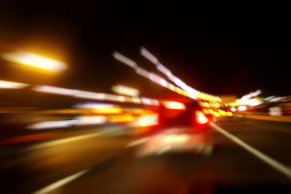 Στο δρόμο το βράδυ. κίνηση θολή εικόνα — Φωτογραφία Αρχείου