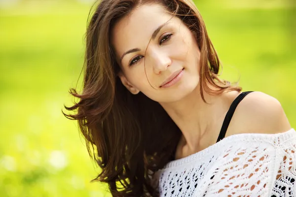 Imagem da jovem mulher bonita no parque de verão sorrindo — Fotografia de Stock
