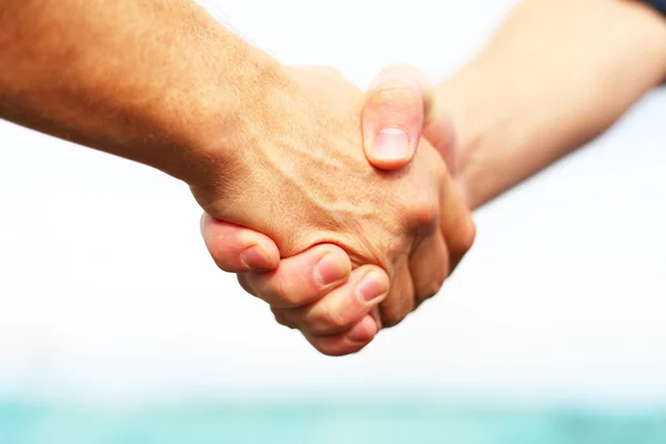 Pendekatan orang yang berjabat tangan — Stok Foto