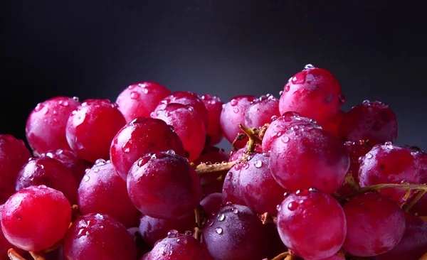 Изображение красного винограда с капельками воды — стоковое фото