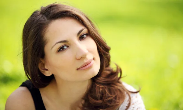 Immagine di giovane bella donna nel parco estivo sorridente — Foto Stock