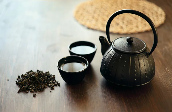 geleneksel Doğu çaydanlık ve teacups ahşap masa görüntü