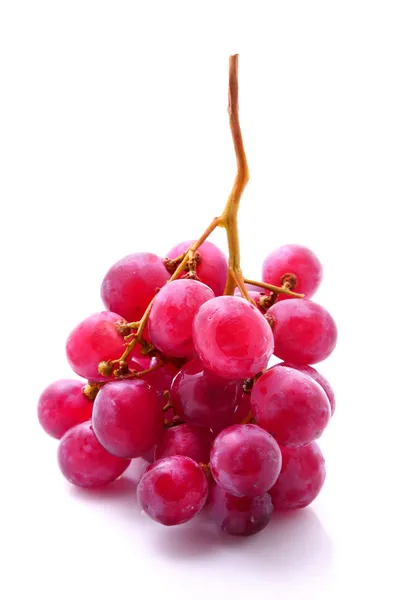 Куча красного винограда, выделенного на белом — стоковое фото
