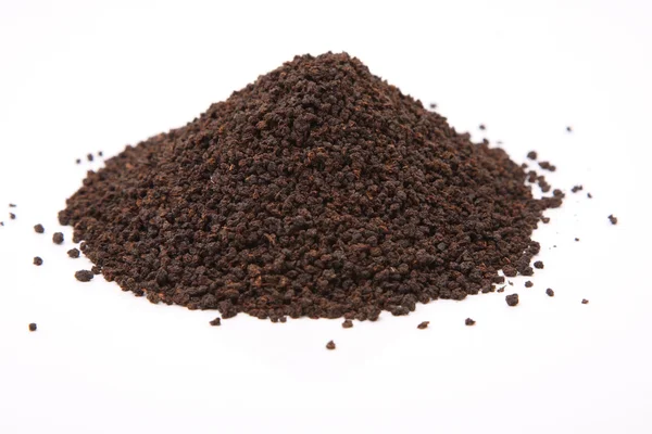 Bild von granuliertem schwarzen Tee isoliert auf weißem — Stockfoto