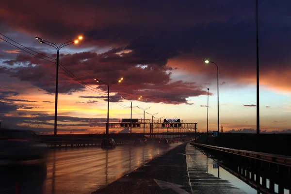 Bild der nassen Autobahn bei Nacht — Stockfoto