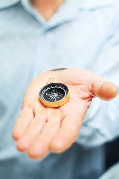 Afbeelding van kompas in zakenman hand — Stockfoto