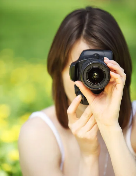 Imagem da jovem mulher fotografando no parque de verão — Fotografia de Stock