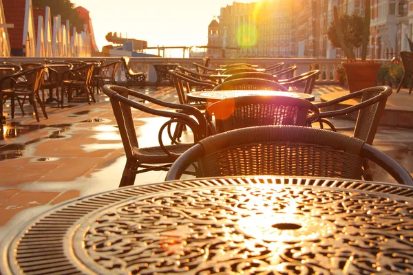 Bild vom Straßencafé am frühen Morgen — Stockfoto