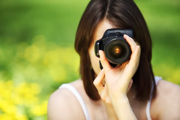 Imagen de una joven mujer hermosa fotografiando en el parque de verano —  Fotos de Stock