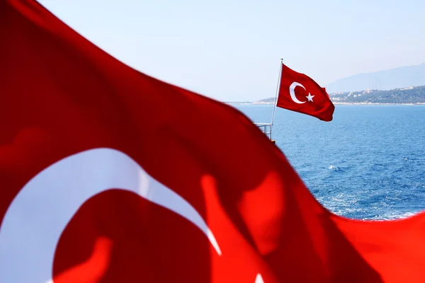 Изображение двух турецких флагов — стоковое фото