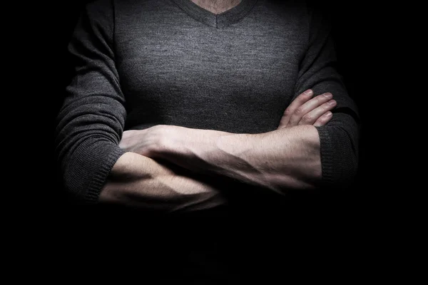 у мужчины рука около