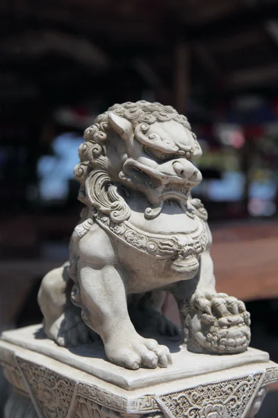 Eastern sculpture of lion at the building entrance — Stock Photo, Image