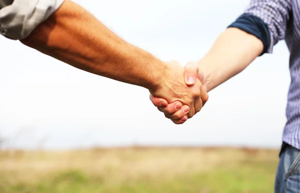 İnsanlar el sıkışıyor