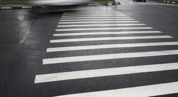 Gambar penyeberangan pejalan kaki di persimpangan jalan — Stok Foto