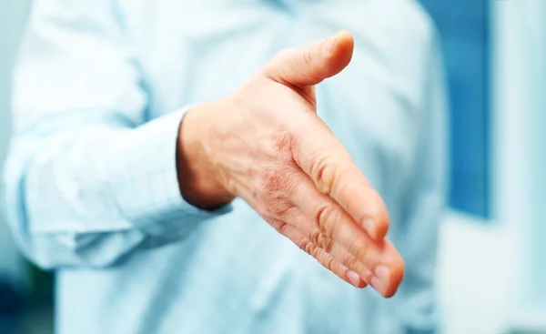 Bild eines Geschäftsmannes, der zum Händeschütteln die Hand ausstreckt — Stockfoto