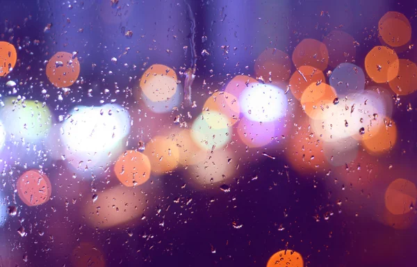 Immagine di gocce di pioggia sulla finestra di notte in città — Foto Stock