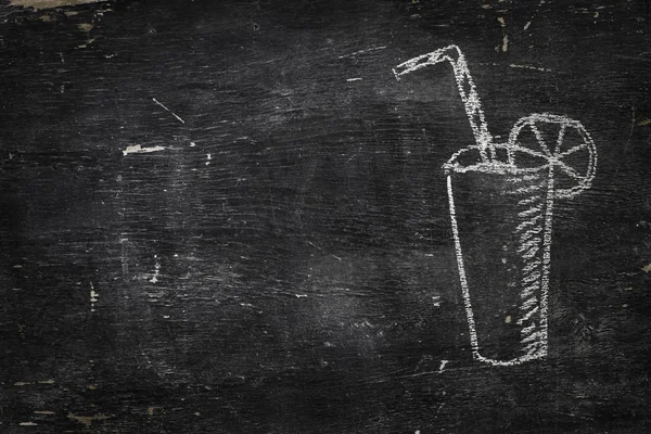 Мел на черной доске: стакан сока — стоковое фото