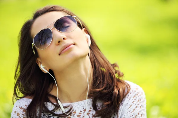 Image de jeune belle femme dans le parc d'été profiter de la musique — Photo