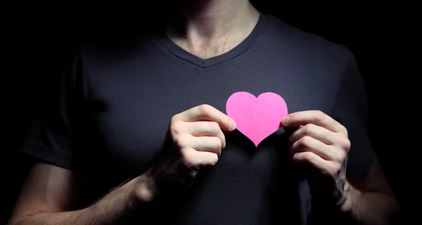 Image d'un homme tenant une découpe de coeur en papier — Photo