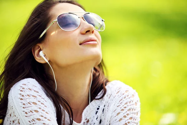 Image de jeune belle femme dans le parc d'été profiter de la musique — Photo