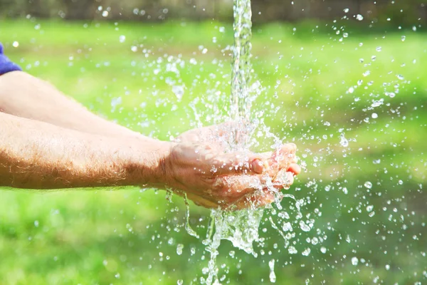 Mani con spruzzi d'acqua — Foto Stock