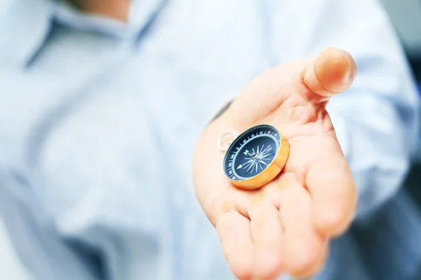 Afbeelding van kompas in zakenman hand — Stockfoto