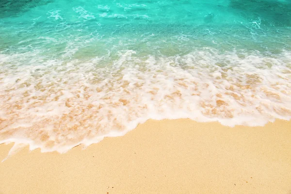 Dalga yumuşak kumlu plajda çalışan — Stok fotoğraf