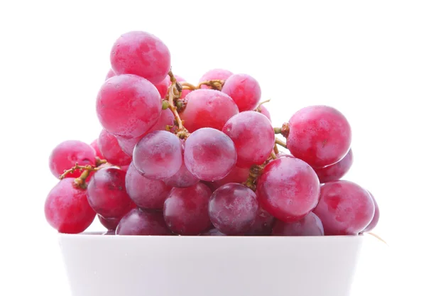 Изображение красного винограда в чаше изолированы на белом — стоковое фото