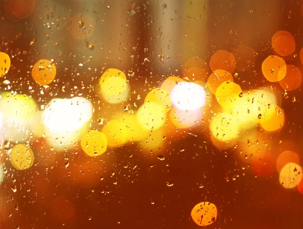 Immagine di gocce di pioggia sulla finestra di notte in città — Foto Stock