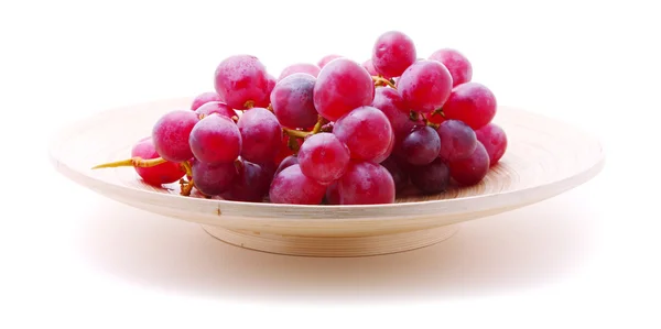 Изображение красной гроздь винограда в тарелке над белым — стоковое фото