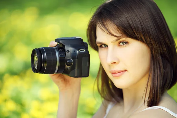 Image of young beautiful woman photographing in summer park — Stock Photo, Image