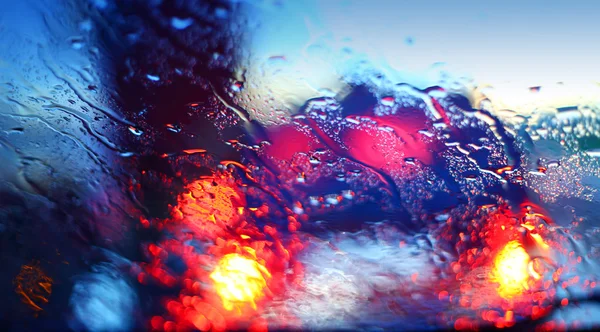 Gocce di pioggia sul parabrezza di un'auto — Foto Stock