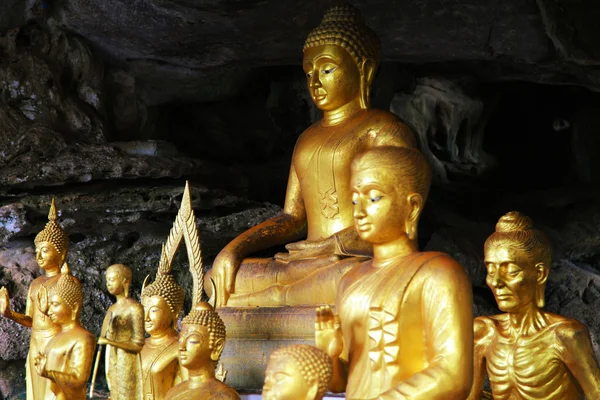 Sculptures of Buddha in cave — Stock Photo, Image