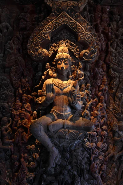Dřevěná socha v svatyně pravdy. Pattaya, Thajsko — Stock fotografie