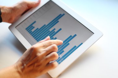 insan elinin touchscreen ile iş grafik gösteren resim