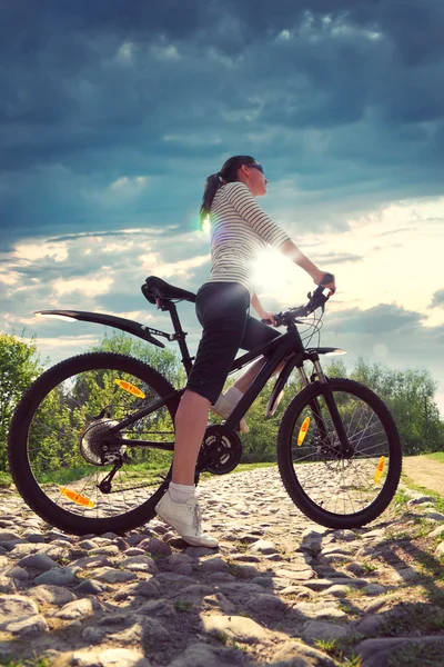 Красива жінка з велосипедом в парку — стокове фото