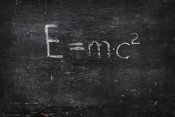 블랙 보드 분필: E mc2 공식 이다 — 스톡 사진