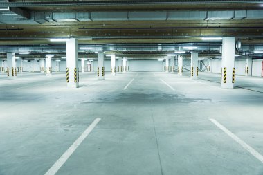 Temiz beyaz yeraltı otoparkının yatay görüntüsü