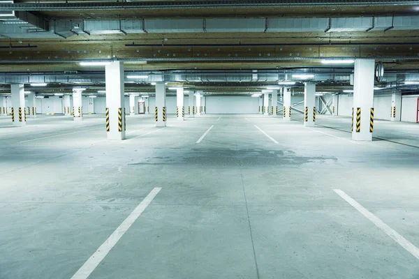 清潔な白い地下駐車場の水平画像 ストック写真