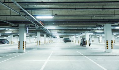 Temiz beyaz yeraltı otoparkının yatay görüntüsü