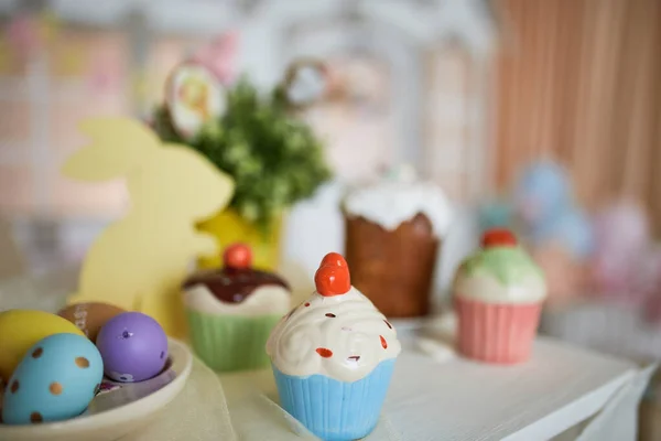 З Великоднем. Вітаємо Великоднє тло. Великодні яйця та тістечка . — стокове фото